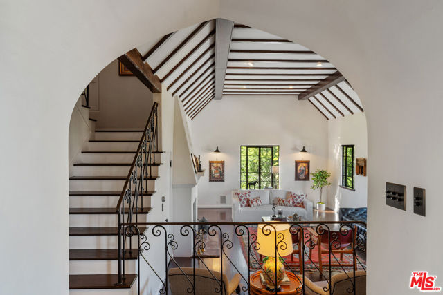 3827 Carnavon Way, Los Angeles CA: https://media.crmls.org/mediaz/92eff04f-ff03-4ea5-88d1-ef568352481f.jpg