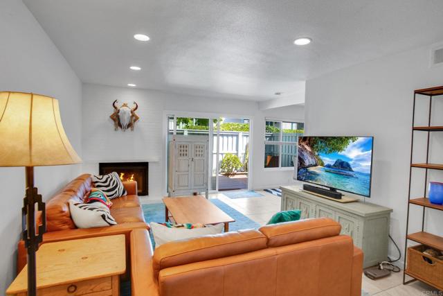 Detail Gallery Image 5 of 23 For 3380 Caminito Gandara, La Jolla,  CA 92037 - 3 Beds | 2/1 Baths