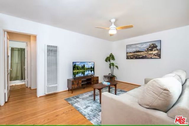 604 Venezia Avenue, Venice CA: https://media.crmls.org/mediaz/92f15fe9-4154-47c3-83b0-1be2289eec0b.jpg