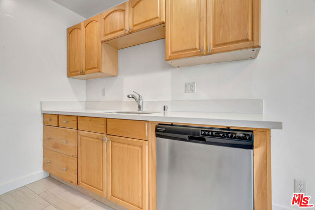 119 Paloma Avenue, Venice CA: https://media.crmls.org/mediaz/92f243ff-e75f-4035-bb50-f2b806aec05e.jpg