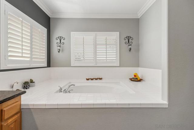 1712 Horizon Heights Cir, El Cajon CA: https://media.crmls.org/mediaz/92f24489-8f5d-4e89-9db3-7e2ec4e6d1c6.jpg
