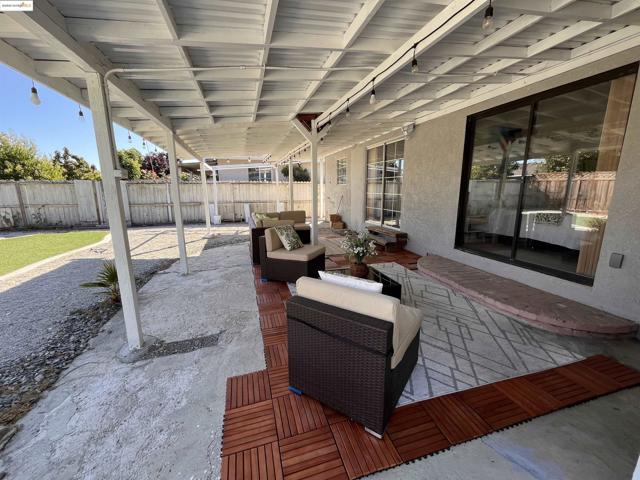 389 White Dr, Hayward CA: https://media.crmls.org/mediaz/92f253eb-3294-49b9-a0a2-fc6f8c88eac0.jpg