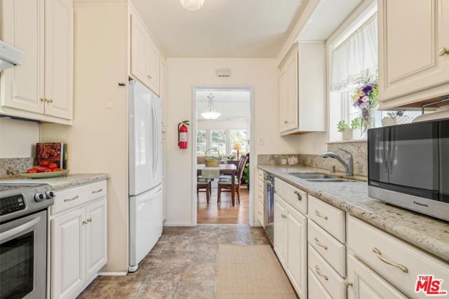 2577 Wellesley Avenue, Los Angeles CA: https://media.crmls.org/mediaz/92f2a967-44e9-416a-86a2-b2ff24a9fb46.jpg