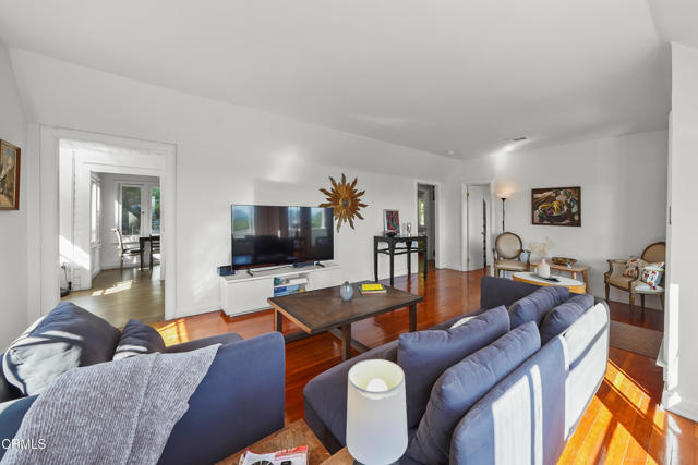 Detail Gallery Image 10 of 36 For 3961 Cumberland Ave, Los Angeles,  CA 90027 - 3 Beds | 2 Baths