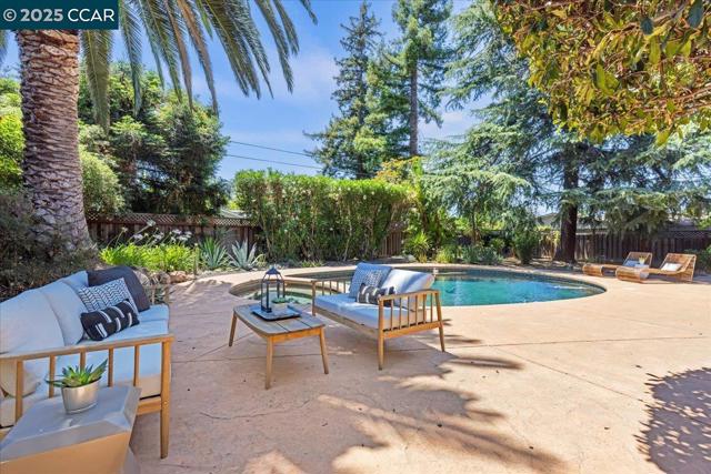 1759 Crescent Dr, Walnut Creek CA: https://media.crmls.org/mediaz/92f3efef-ce15-4dbd-93bd-3180f7a69ff0.jpg