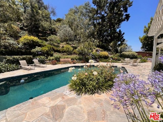 9420 Eden Drive, Beverly Hills CA: https://media.crmls.org/mediaz/92f490cd-27f5-4f66-8852-f0854bca80e2.jpg