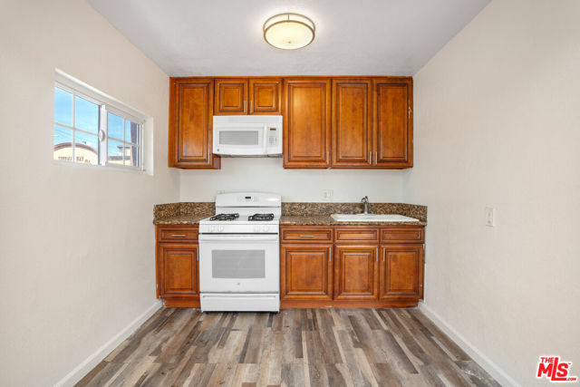 Image 16 of 27 For 11329 Sherman Way