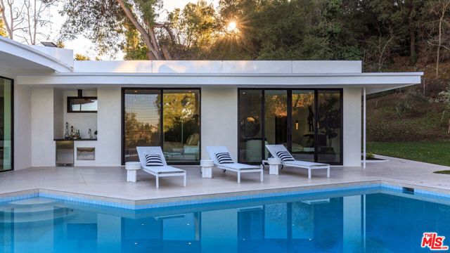 1935 Loma Vista Drive, Beverly Hills CA: https://media.crmls.org/mediaz/92f59506-5628-445f-8570-e0a4926610c6.jpg