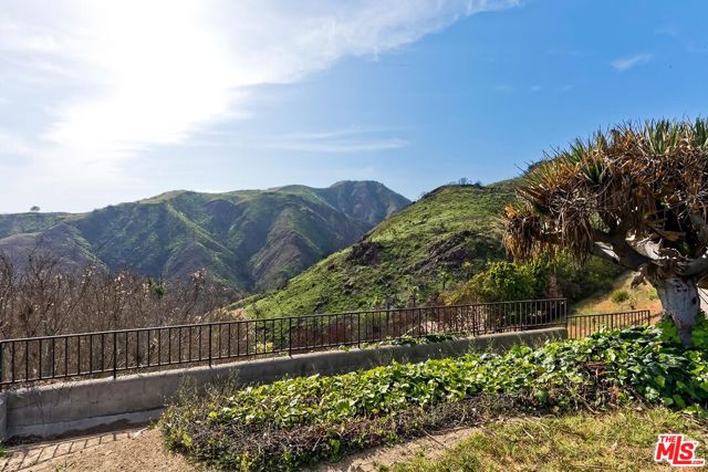 917 Enchanted Way, Pacific Palisades CA: https://media.crmls.org/mediaz/92f600be-1b78-430f-84dc-e022850f9e62.jpg