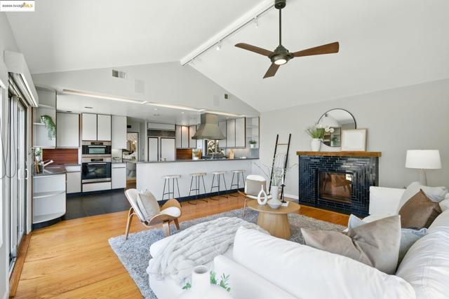 25 Holyrood Manor, Oakland CA: https://media.crmls.org/mediaz/92f689ae-b1e2-4718-93a2-5658dafc48ce.jpg