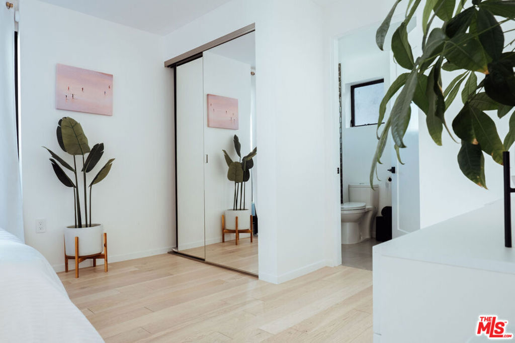 https://media.crmls.org/mediaz/92f6cced-5aab-43da-84b7-cd1d60db4193.jpg?preset=X-Large