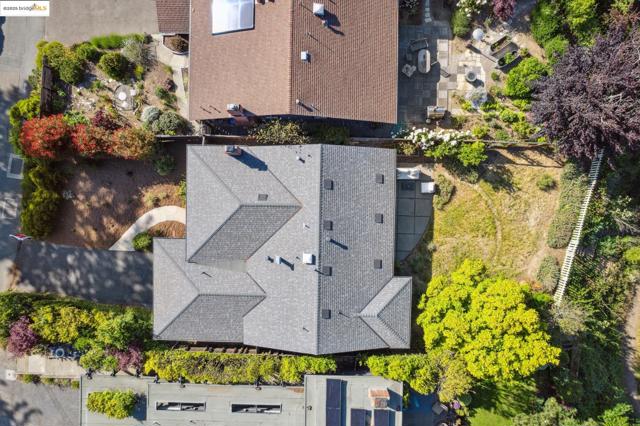 6824 Wilton Dr, Oakland CA: https://media.crmls.org/mediaz/92f6e028-8bf1-423d-991d-d16cecec5db8.jpg