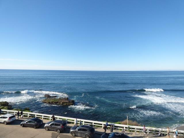 939 Coast Blvd, La Jolla CA: https://media.crmls.org/mediaz/92f6f5a0-81e5-4135-a94a-eb29c7d1e431.jpg