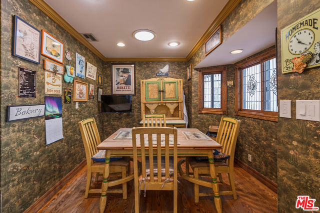 1242 Angelo Drive, Beverly Hills CA: https://media.crmls.org/mediaz/92f70cf9-cb0a-47cc-a32b-15197ba086e3.jpg