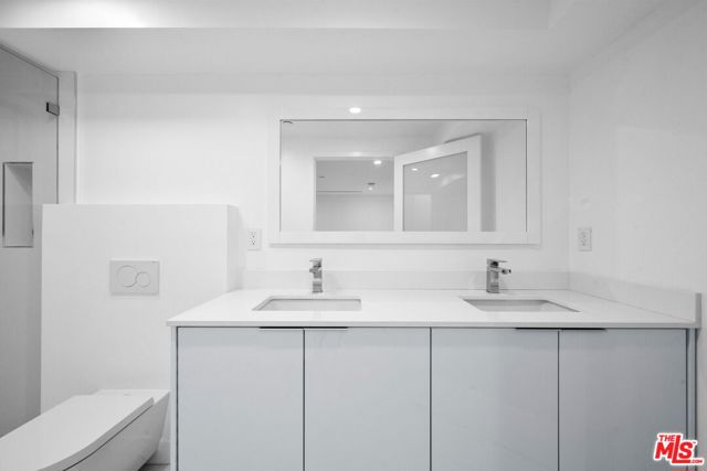 621 N Kings Road, West Hollywood CA: https://media.crmls.org/mediaz/92f75a54-584b-4ac8-ac12-6f44ac6173fd.jpg