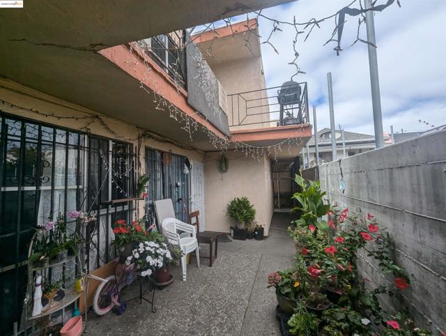 1818 Rosedale Avenue, Oakland CA: https://media.crmls.org/mediaz/92f84c35-e8b2-45e7-b5c4-253b776b2dae.jpg