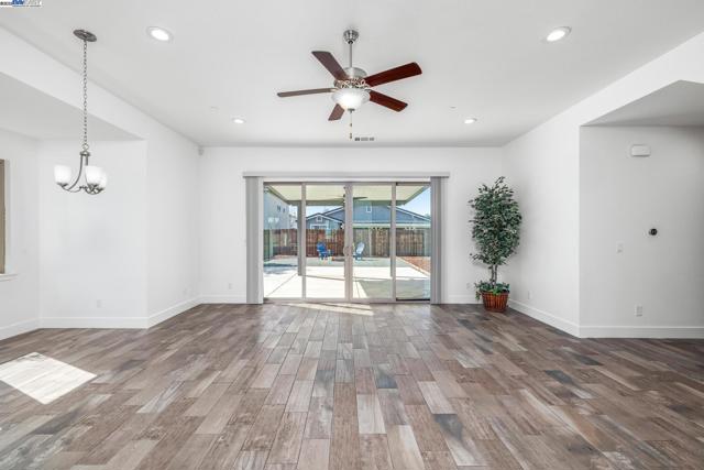 115 Lemon Blossom Ln, Patterson CA: https://media.crmls.org/mediaz/92f88b67-5503-4bb0-8c38-826b17fde7fd.jpg