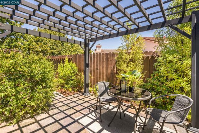 302 Columbia Cir, Benicia CA: https://media.crmls.org/mediaz/92f8d522-548c-403e-bbbf-7384963cdf29.jpg