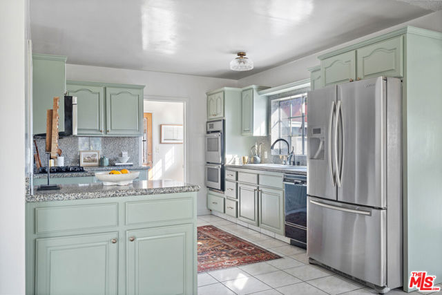 4242 Grand View Boulevard, Los Angeles CA: https://media.crmls.org/mediaz/92f98cee-5f40-4f13-ab86-b1efafc1d84e.jpg