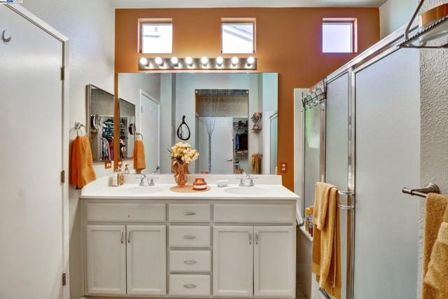 337 Upton Pyne Dr, Brentwood CA: https://media.crmls.org/mediaz/92f98d84-45ce-4f23-bd93-8a9ac36cedad.jpg