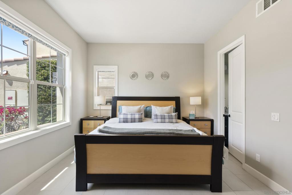 https://media.crmls.org/mediaz/92f9d923-001d-43be-8b9e-59b2f18f368b.jpg?preset=X-Large
