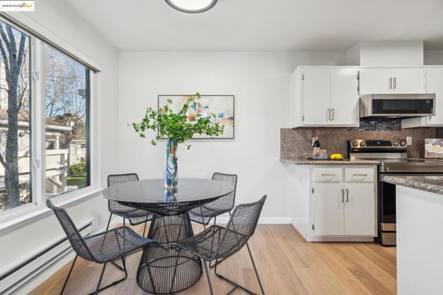 92 Schooner Ct, Richmond CA: https://media.crmls.org/mediaz/92f9f975-5fdb-462c-9823-abf041a54b4a.jpg