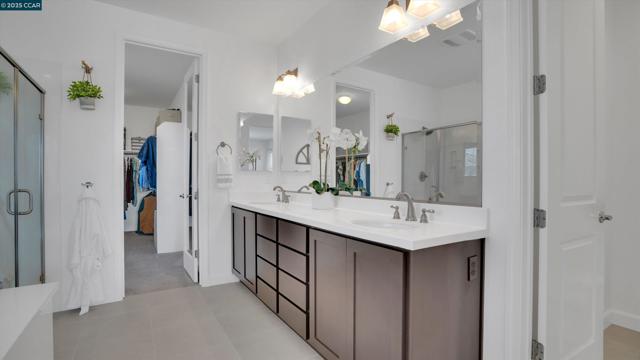 719 Jennifer St, Brentwood CA: https://media.crmls.org/mediaz/92fa07e5-7a39-49fa-a712-55d29b2d9655.jpg