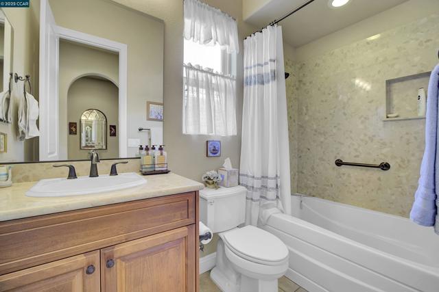 1648 Chianti Ln, Brentwood CA: https://media.crmls.org/mediaz/92fa4084-25cb-4bcc-9be5-a810464040aa.jpg