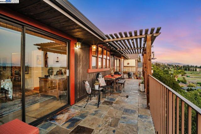31865 Chicoine Ave, Hayward CA: https://media.crmls.org/mediaz/92fd58ab-4b9c-47c0-b34e-c6891a6c7eda.jpg