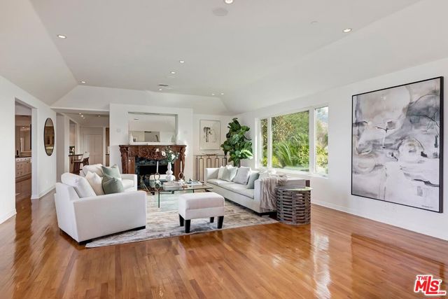 3595 Wonder View Drive, Los Angeles CA: https://media.crmls.org/mediaz/92fe5d37-ae88-43a7-962e-2d7ca07de858.jpg