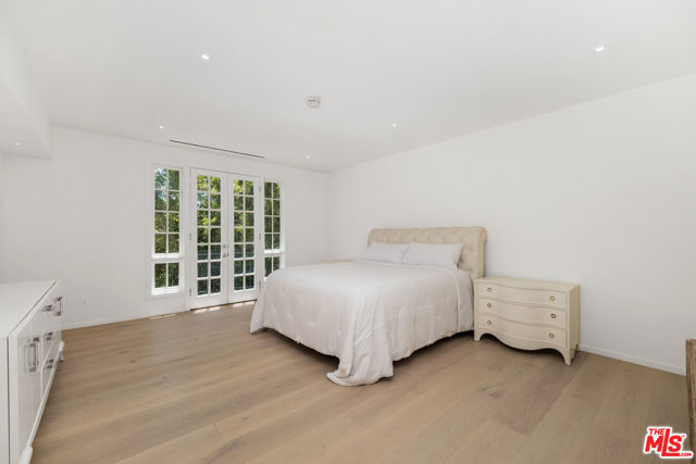 12330 Ridge Circle, Los Angeles CA: https://media.crmls.org/mediaz/92fe7fd6-77be-4c04-bf97-50094d4dd154.jpg