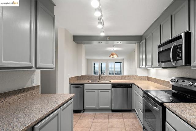 1301 Quarry Ct, Richmond CA: https://media.crmls.org/mediaz/92feb563-c3d8-43cf-a91b-050ceaa37fa9.jpg