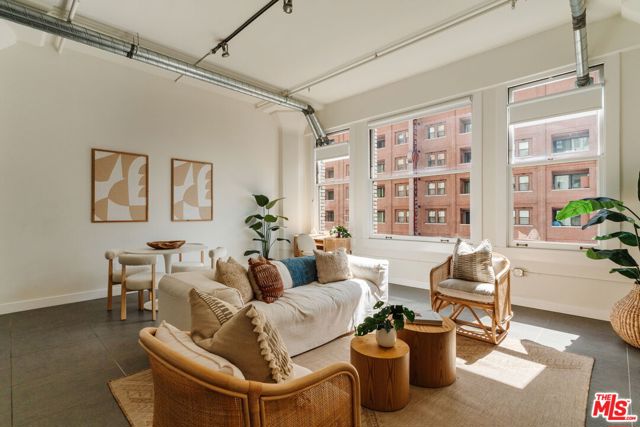 939 S Broadway, Los Angeles CA: https://media.crmls.org/mediaz/92feef2c-e5cc-439d-b372-6dd2e5325af4.jpg