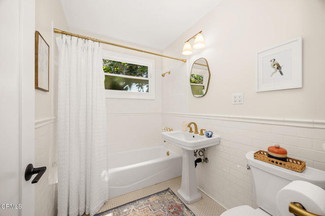 325 S Oak Avenue, Pasadena CA: https://media.crmls.org/mediaz/92ff33ce-3eb0-4307-9c62-9c17ee7b8093.jpg