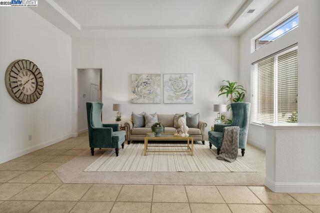 1123 Burghley Ln, Brentwood CA: https://media.crmls.org/mediaz/92ff9e1e-636c-49f1-bf44-5fa3a0fd1a9e.jpg