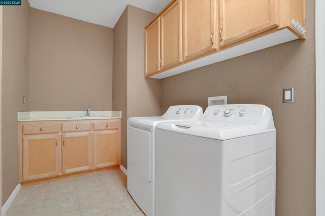 2121 Bluffs Dr, Livermore CA: https://media.crmls.org/mediaz/930086dd-475a-4dc3-80fa-292a797b4b42.jpg