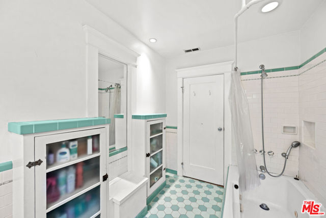568 N Gower Street, Los Angeles CA: https://media.crmls.org/mediaz/93014b0f-a2e1-4b51-908f-18442c41c763.jpg