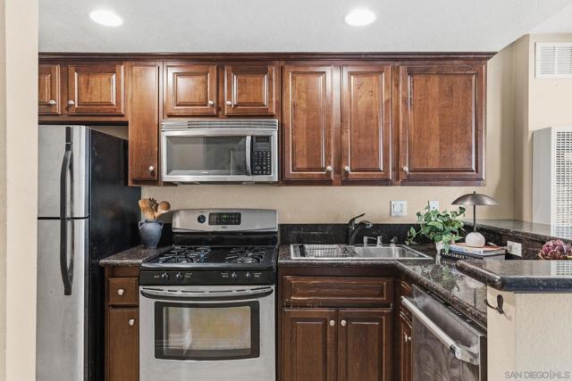 3927 Nobel Dr, San Diego CA: https://media.crmls.org/mediaz/93017111-e235-443e-8544-4802f65ab5b5.jpg