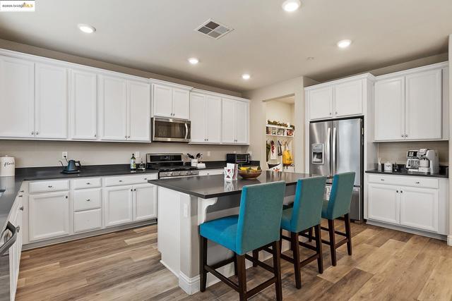 716 Cabada Dr, Brentwood CA: https://media.crmls.org/mediaz/93017904-c930-4eac-ab73-1492db7e5693.jpg