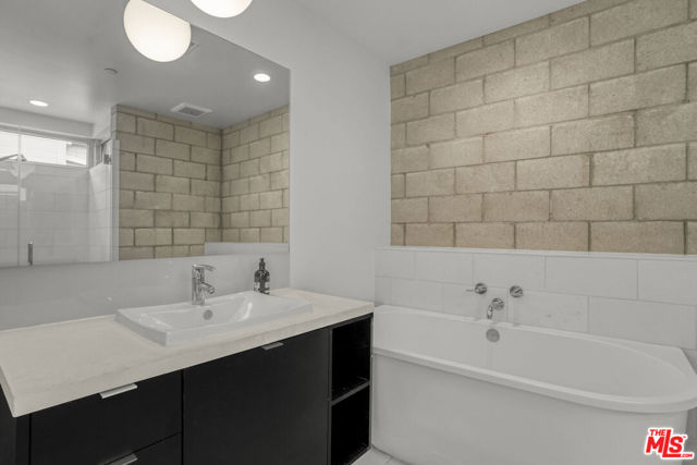 3450 Cahuenga Boulevard, Los Angeles CA: https://media.crmls.org/mediaz/9302890d-40d3-4c16-b58f-fda479c58db4.jpg