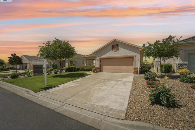 491 Central Park Pl, Brentwood CA: https://media.crmls.org/mediaz/93028c61-6c15-480a-8d26-7708fc0555a5.jpg