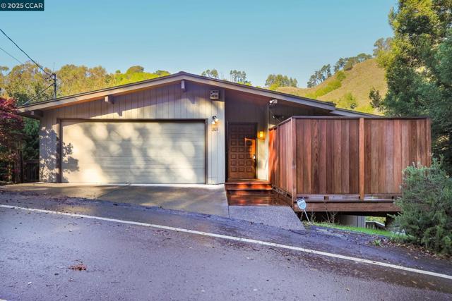 1383 Alvarado Rd, Berkeley CA: https://media.crmls.org/mediaz/93035204-862e-40ae-acc3-7ad82e6f14a3.jpg