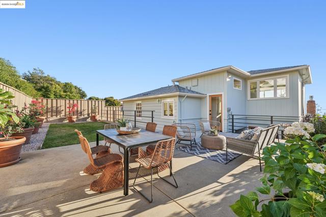 19 Highland Blvd, Kensington CA: https://media.crmls.org/mediaz/9303c4c2-4af7-4edd-ad83-3a0dd70b525d.jpg