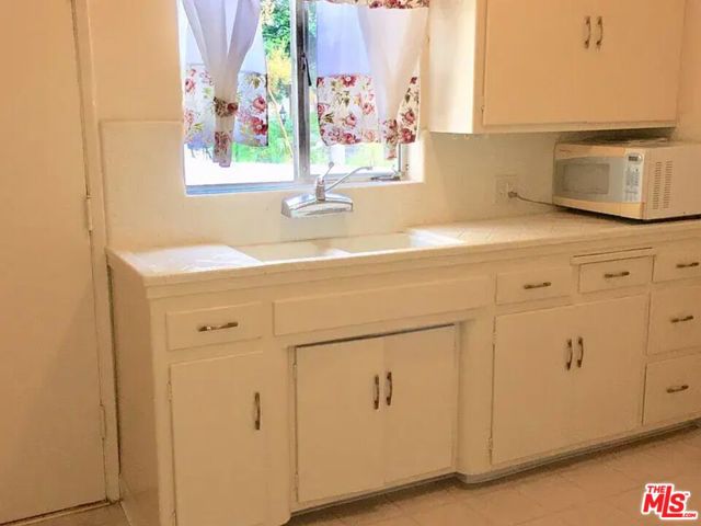 7021 Ramsgate Place, Los Angeles CA: https://media.crmls.org/mediaz/93042a29-f8ba-4c02-9a76-5fbb3344194a.jpg