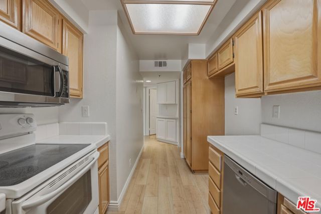 675 Oak Run Trail, Oak Park CA: https://media.crmls.org/mediaz/93055289-ea77-4ac9-9885-3e1ae2eaed15.jpg