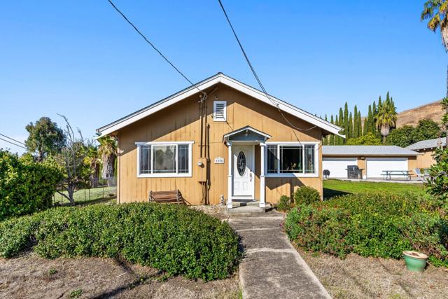 1995 Old Calaveras Road, Milpitas CA: https://media.crmls.org/mediaz/9305ade6-6ac6-4217-8125-2f9291509d8d.jpg