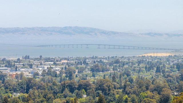 1095 Macadamia Drive, Hillsborough CA: https://media.crmls.org/mediaz/93060264-b46b-4eef-a323-5f5b4f7b1b1e.jpg