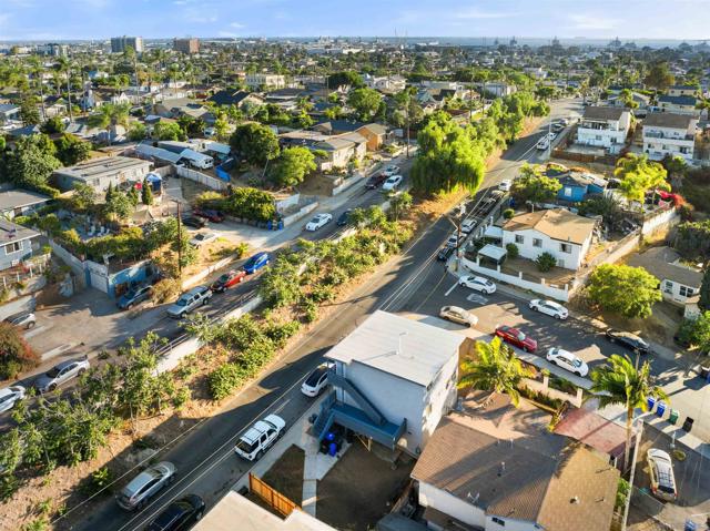 4204 06 Division St, San Diego CA: https://media.crmls.org/mediaz/930873de-54cd-41f9-8892-d8485d30f802.jpg