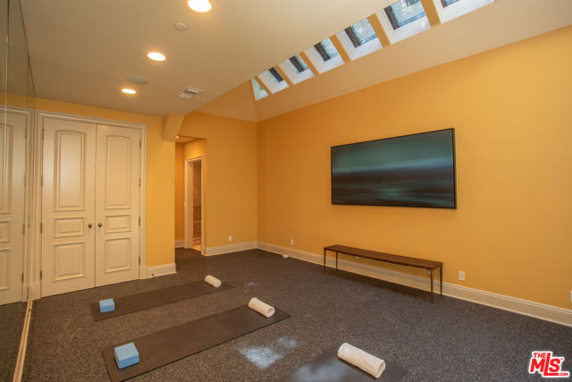 1154 Summit Drive, Beverly Hills CA: https://media.crmls.org/mediaz/93098024-bec6-46fe-8fb3-962feb1426ea.jpg