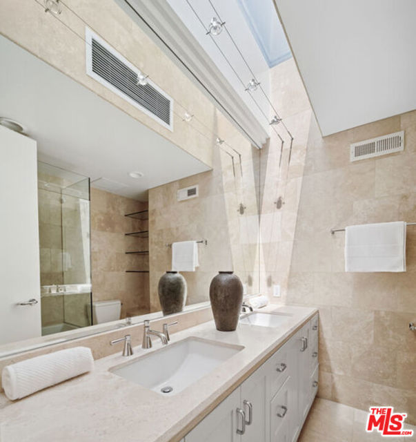 26814 Malibu Cove Colony Drive, Malibu CA: https://media.crmls.org/mediaz/93098b9c-c69f-42ba-96ae-3dd4c518a1eb.jpg